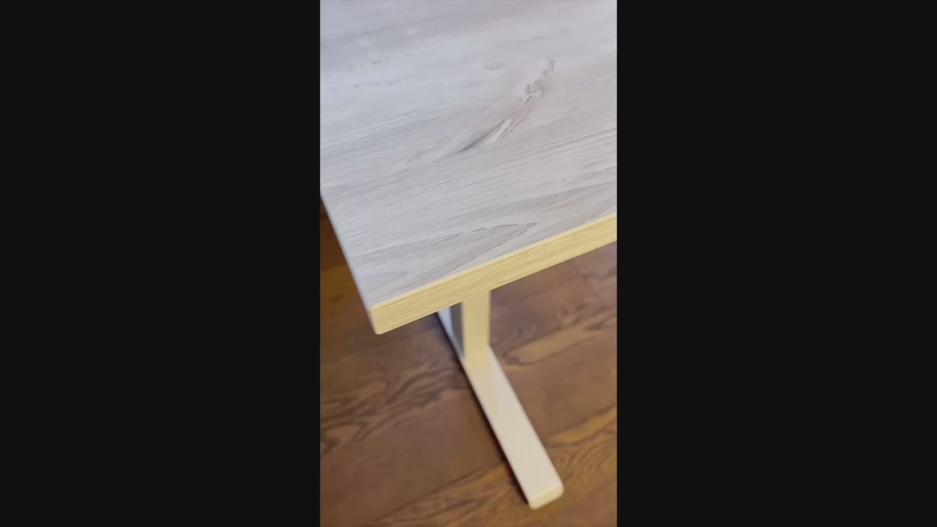 Close-up video of the Casino Pine desktop finish on the UrbanErgo Core standing desk