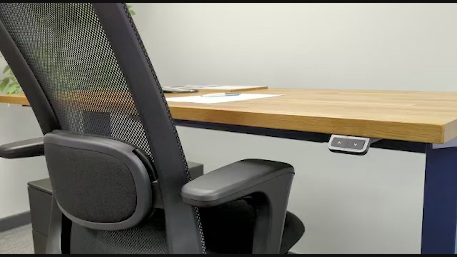 Demonstration of the anti-collision safety feature on the UrbanErgo Quiet Standing Desk, designed to prevent damage during height adjustments
